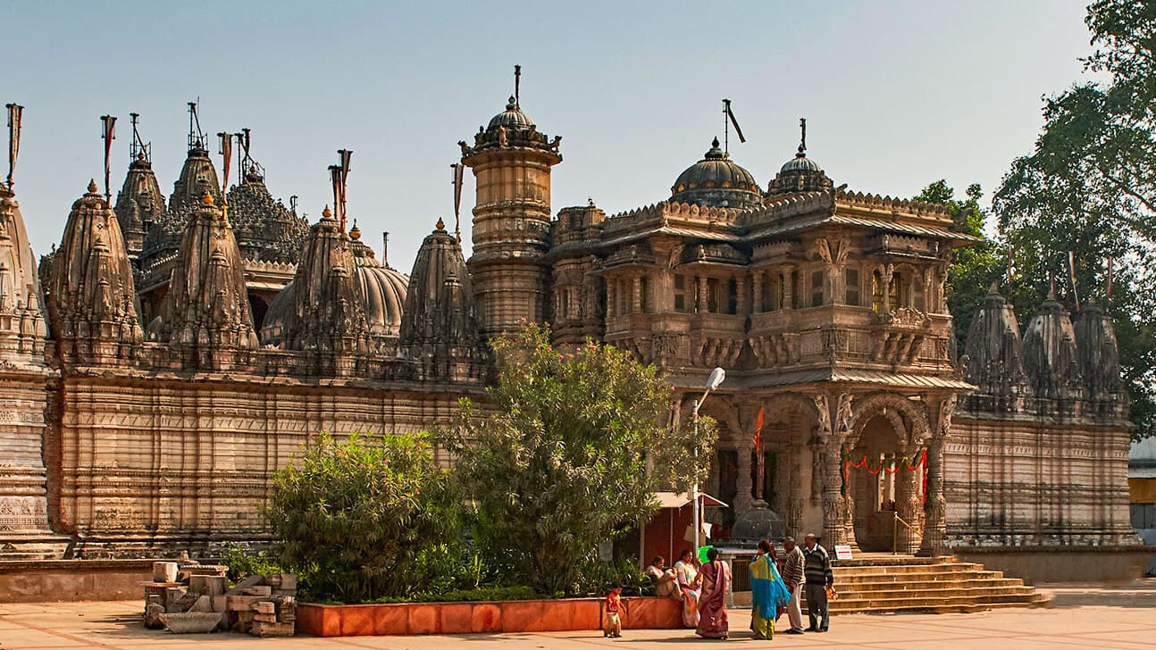A Jain derasar, home to one of the sanghs on the platform